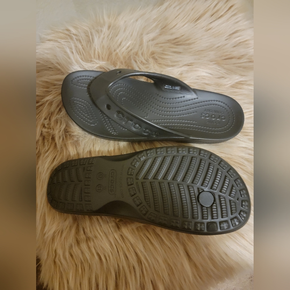 (NEW) Crocs Men’s Black Classic Flip Flop Sandals - Picture 2 of 2